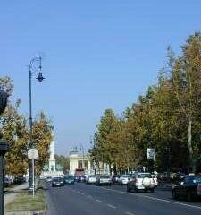 Andr&aacute;ssy street traffic